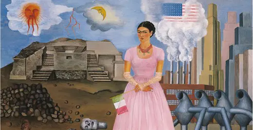 Particolare dell'opera. L'artista Frida Kahlo, al centro dell'opera, è in posizione frontale: vestita con un semplice ed elegante abito rosa secondo la moda degli anni Trenta, regge in mano una bandiera del Messico e al collo indossa un monile tipicamente messicano. Alle spalle, in secondo piano, un paesaggio bipartito: sulla sinistra dell'osservatore vestigia Inca; sulla destra le sagome di una società urbanizzata con alti palazzi e fabbriche con ciminiere fumanti. A terra, al centro, un teschio.